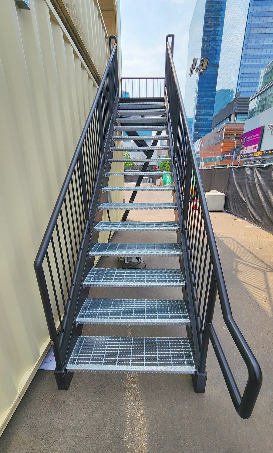 40’HC VIP Area with Patio for the Edmonton Oilers - Custom Cubes