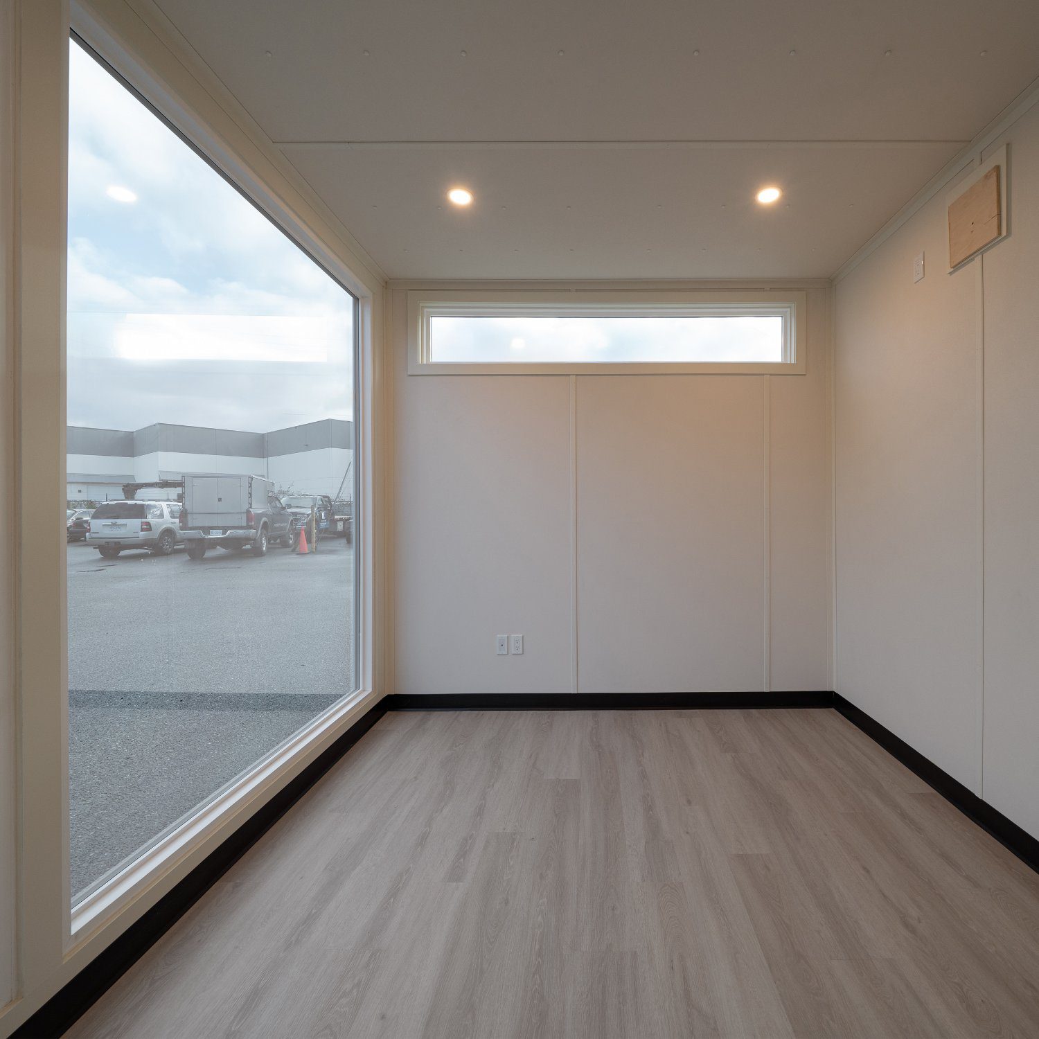 40’ x 10’ SALES CENTRE - Custom Cubes